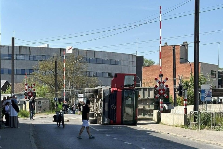 Treinverkeer hersteld na schade aan bovenleiding door vrachtwagen in Groot-Bijgaarden