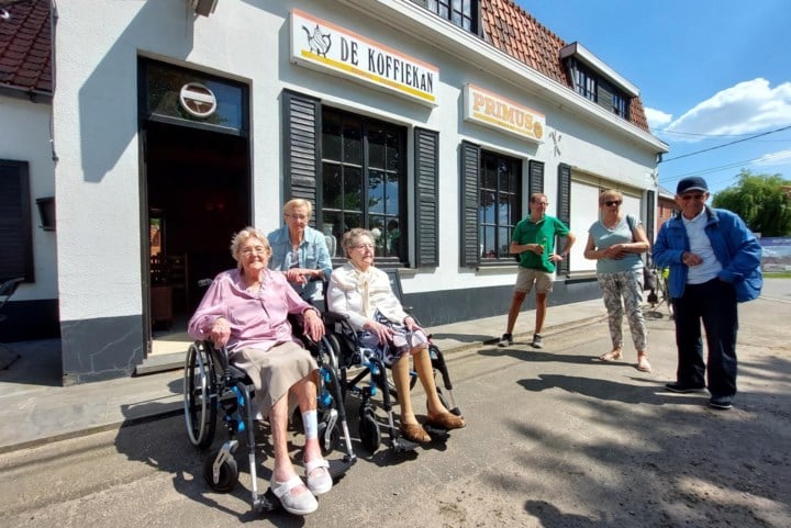 Oud-leiding Chiro doet gekende kroeg nog één keer herleven, ook Antoinette (96), die café zeventig jaar uitbaatte, is van de partij
