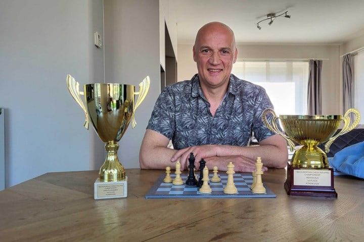 Eddy (51) kroont zich tot Europees kampioen oplosschaken: “Op school was wiskunde al mijn beste vak”