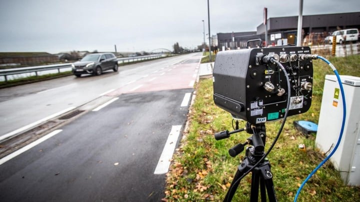Snelheidsduivel racet aan 156 kilometer per uur voorbij flitstoestel