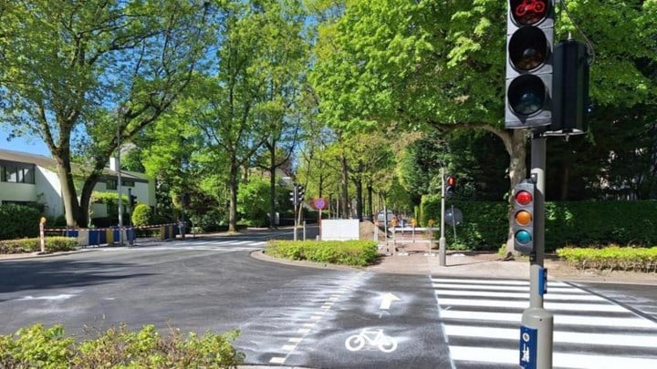 Kruispunt Donksesteenweg en Baillet-Latourlei weer open voor verkeer: “Nieuwe verkeerslichten en zebrapaden”