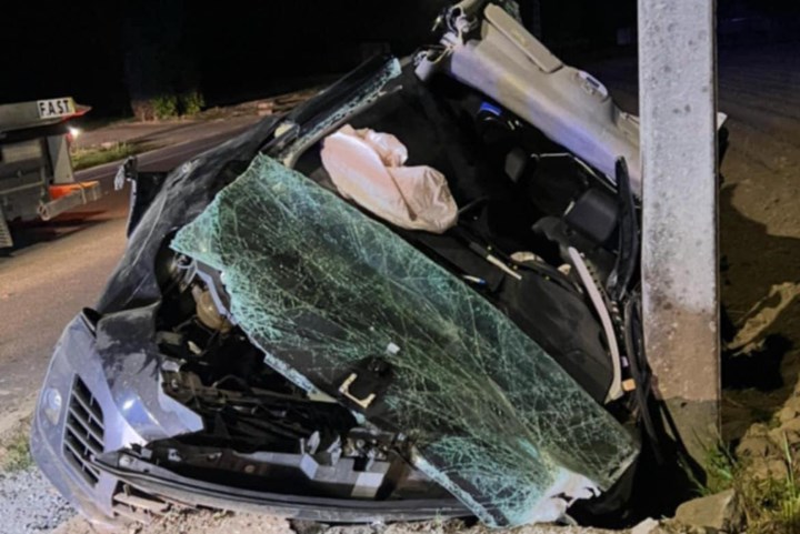 Bestuurder (27) lange tijd gekneld in auto na zware klap tegen duiker
