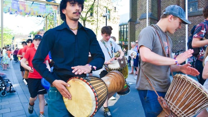 2.200 jonge muzikanten uit vijftien landen brengen kleur in Peltse straten