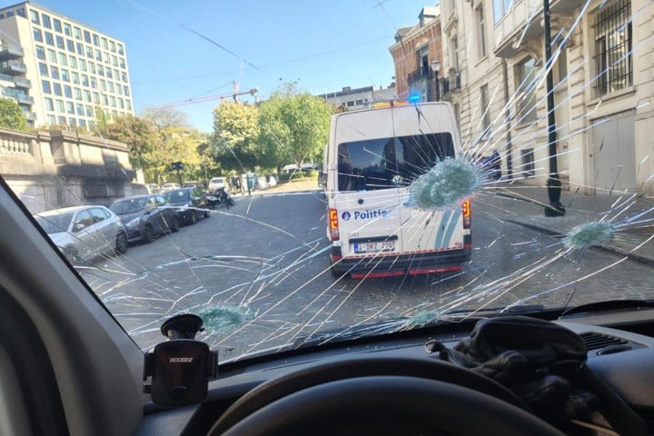 Betogers bekogelen politie in Brussel met stenen en flessen