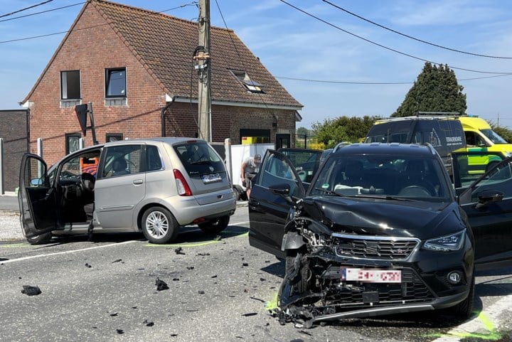 Vier gewonden na zware klap tussen twee voertuigen: “Levensgevaarlijk om hier uit te rijden”