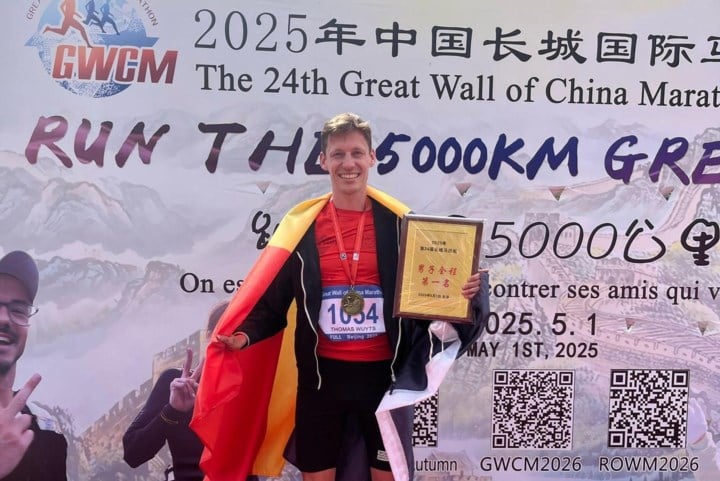 Thomas loopt loodzware marathon op Chinese Muur uit in recordtijd: “Nooit verwacht dat ik zou winnen”