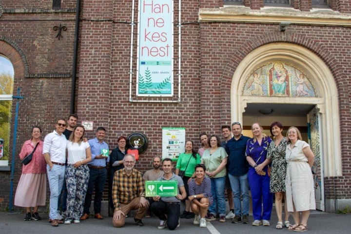 Dorpskern krijgt allereerste publiek toegankelijke AED-toestel: “Kans om hartstilstand te overleven verzesvoudigt”