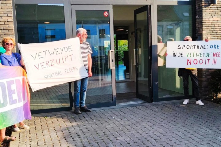 Bouw zal ruim jaar duren, oppositiepartij Groen protesteert en vindt project te megalomaan: plannen voor nieuwe sporthal en jeugdlokalen toegelicht
