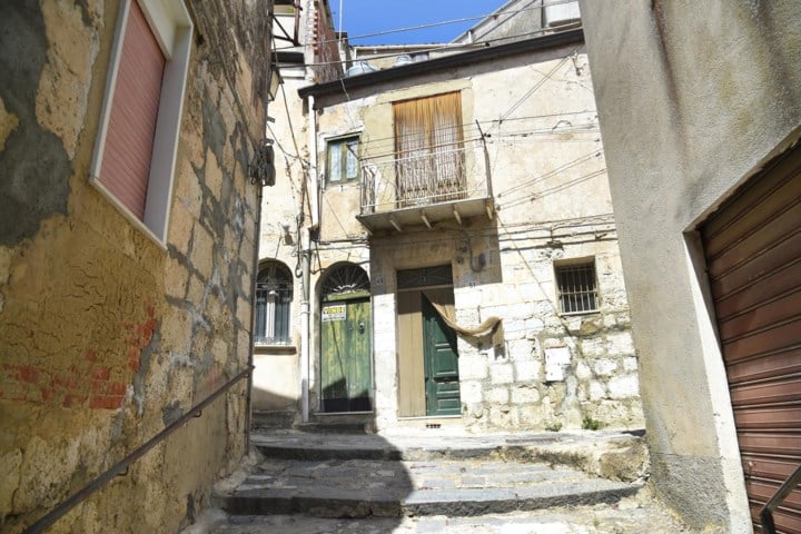Een Italiaans vakantiehuis kopen voor 1 euro: kan dat echt?