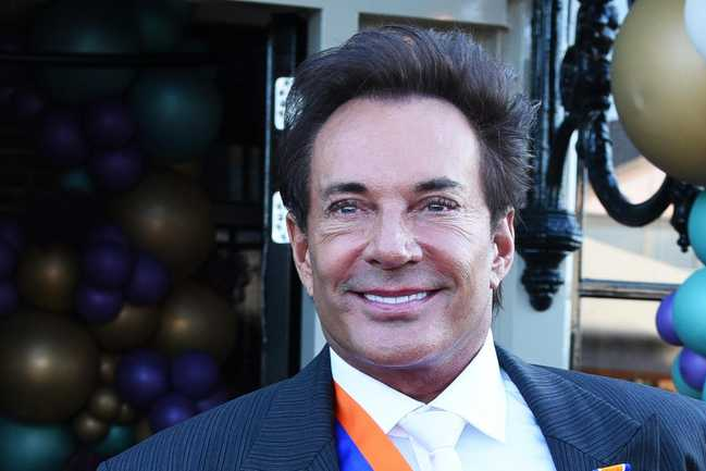 Gerard Joling bont en blauw na cosmetische ingreep: hij schrok er zelf even van toen hij het verband verwijderde