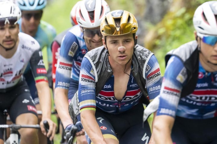 “Ik kan geen wonderen verrichten”: Remco Evenepoel beseft dat er nog werk op de plank ligt na offday in Ronde van Romandië