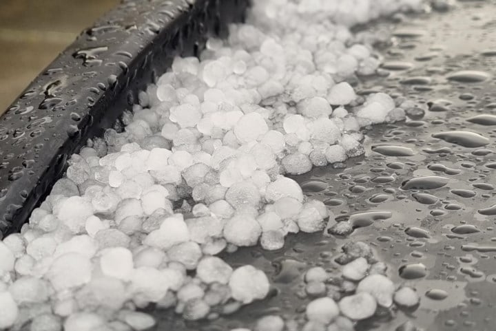 Metro en straten van Parijs onder water door hagelstorm