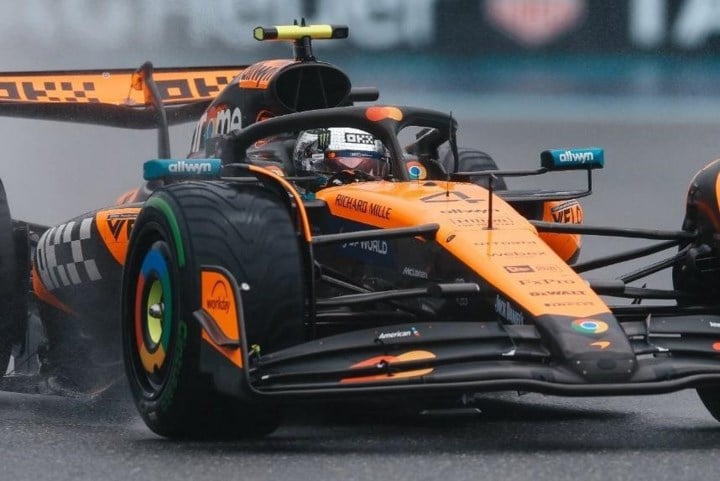 Lando Norris wint incidentrijke sprintrace in Miami, Max Verstappen finisht na tijdstraf buiten de punten