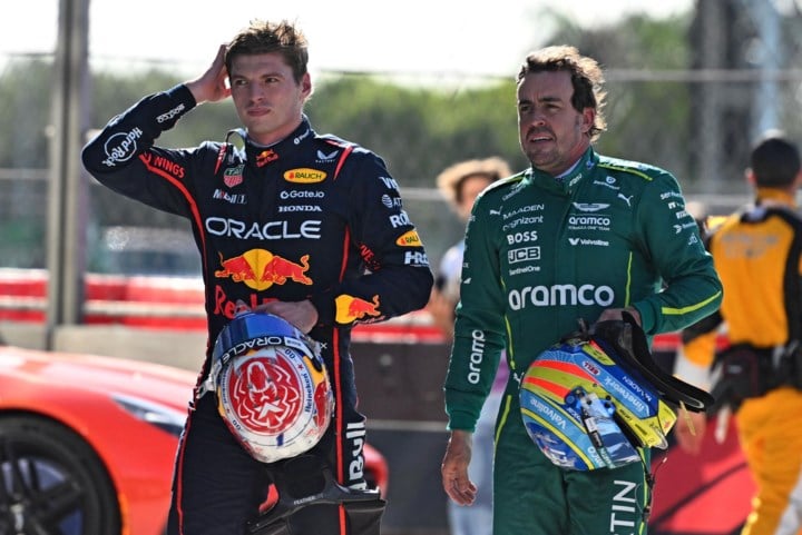 Max Verstappen best tevreden over prestatie in kwalificatie sprintrace na geboorte van dochter: “Blij dat ik al paar dagen met gezin heb kunnen spenderen”