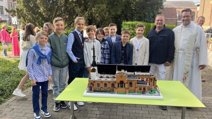 “Maar uw haar is zo lang”: pastoor in zijn nopjes met kerk van Sint-Antonius in legoblokjes