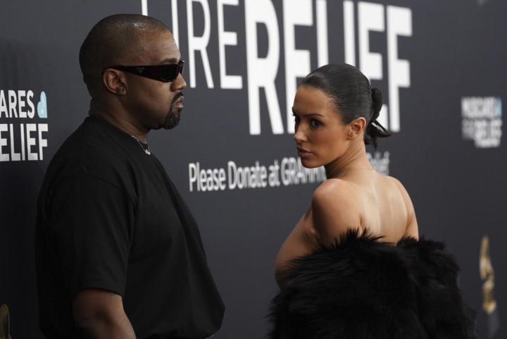 Bianca Censori, vrouw van Kanye West, toont naakt nieuwe ‘look’ op Instagram