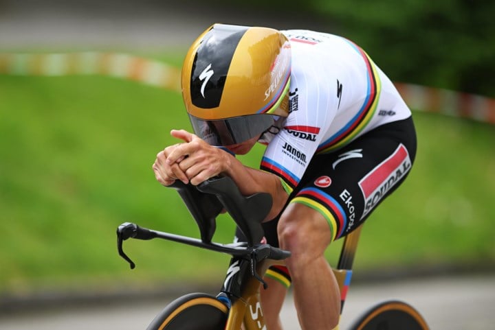 Remco Evenepoel tankt weer vertrouwen met duidelijke winst in slottijdrit Ronde van Romandië, eindzege is voor Almeida