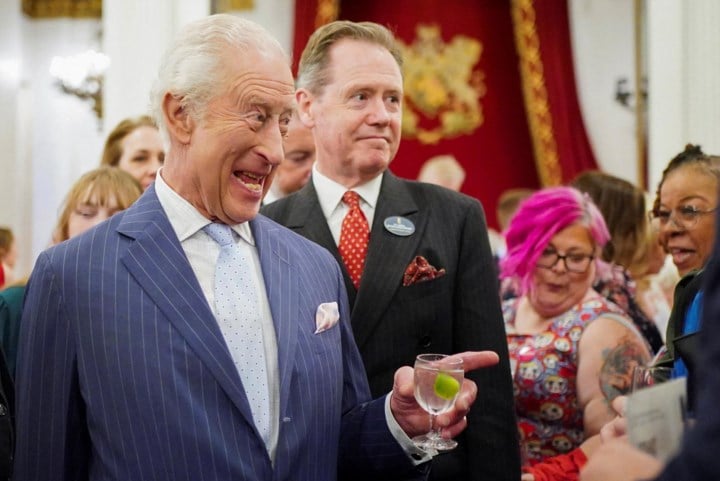Voormalig huishoudster Britse koninklijke familie klapt uit biecht: “Dit vind je nooit meer in de badkamer van koning Charles”