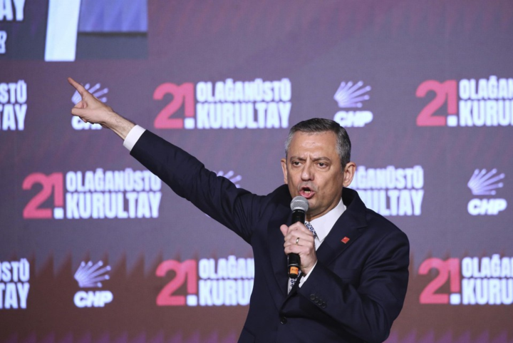 Spanningen lopen op in Turkije: belangrijkste oppositieleider krijgt klap in gezicht