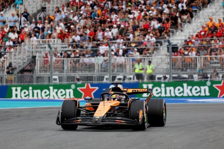 Snelle McLarens zegevieren in GP van Miami: Oscar Piastri wint voor ploegmaat Lando Norris, Max Verstappen pas vierde