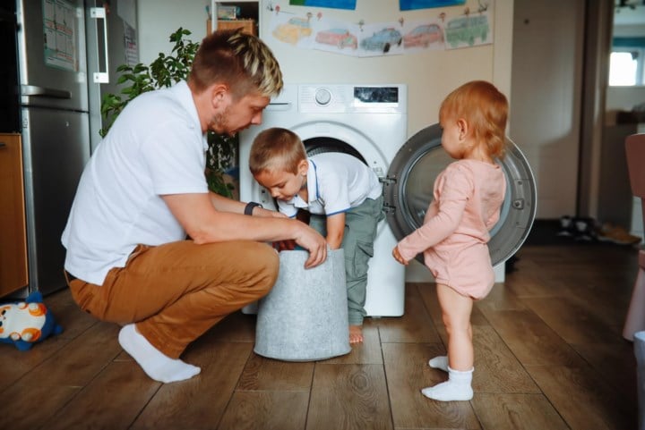 Na kinderen werken vrouwen minder… en mannen méér: “Mannen worden nog altijd als kostwinner gezien”