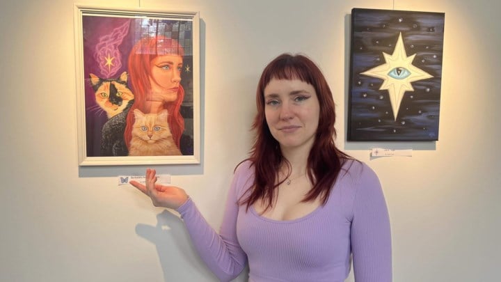 Iris Verbert-Caes kon van haar hobby haar bijberoep maken: kunstenares exposeert met kleurrijke portretten in Allierse Kapel