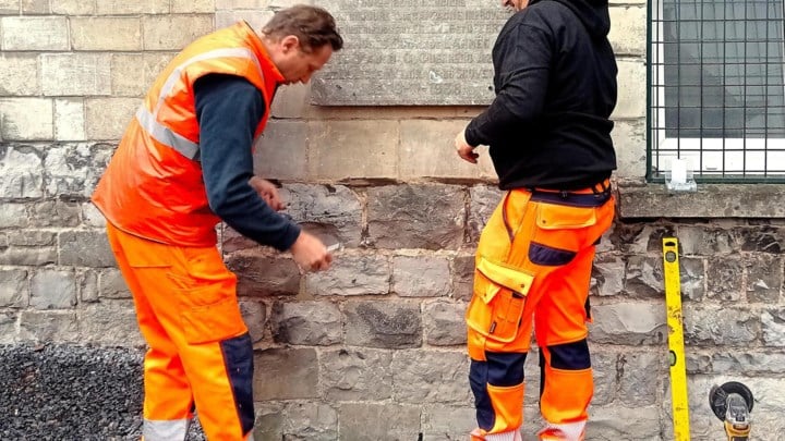 Gedenksteen voor ijverig kribbelende officier wordt ingemetseld in Sint-Hubertuskerk in Kanne