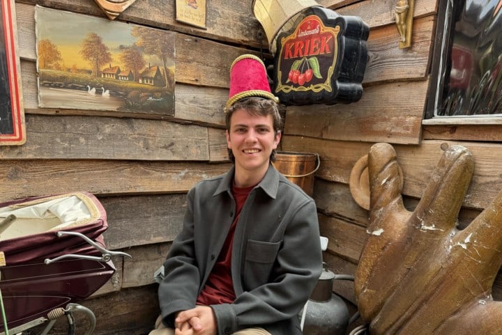 Tot in Plopsaland dragen ze fanfare-hoedjes van carnavalist Staf (21): “Nooit verwacht dat die hoedjes zo’n grote rol zouden spelen”