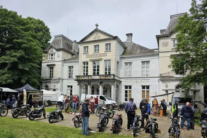 Zware brand woedt in historisch kasteel: “Bluswerken zullen nog een tijd duren”