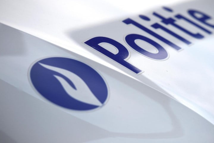 Vandaal beschadigt raam met verkeersbord
