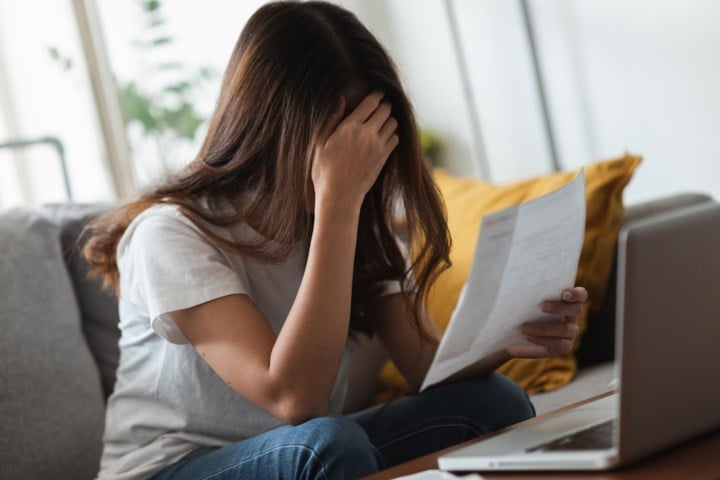 Moeder van autistische jongen krijgt schokkende brief: overheid vraagt 11.000 euro terug nadat vrouw 2 euro per week te veel verdiende
