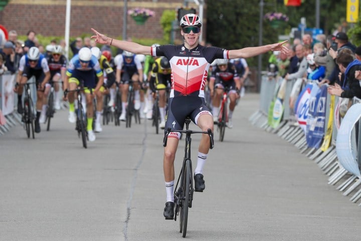 Daan Van Raemdonck zet sprinters een hak en verovert eerste titel bij PK tweedejaarsnieuwelingen: “Deze trui dragen is een eer”