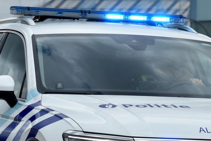 Tiener op bromfiets raakt lichtgewond