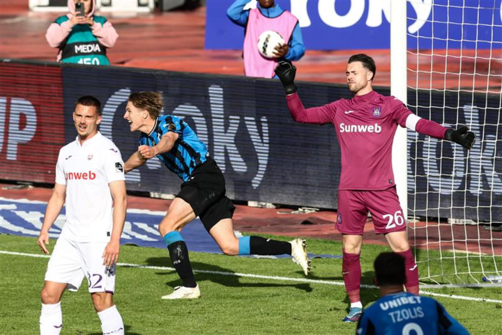 VIDEO. Club Brugge klimt op slag van rust op voorsprong na mooie aanval en binnentikker van Romeo Vermant