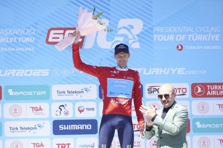 Opnieuw dubbel feest voor XDS Astana: Wout Poels grijpt eindzege in Ronde van Turkije, ritwinst is voor Matteo Malucelli
