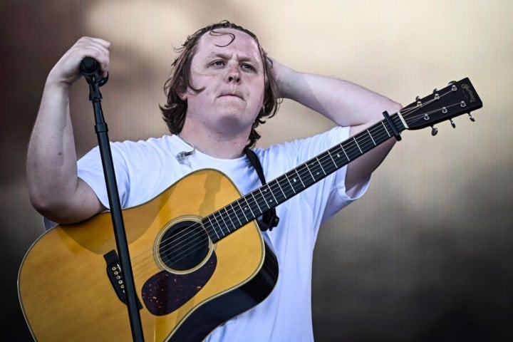 Lewis Capaldi verrast met eerste optreden in twee jaar tijd