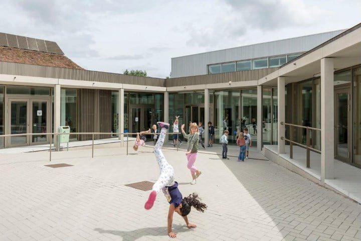 Basisschool De Pluim krijgt ‘groene toekomst’ door samenwerking met Groene Gevels: “Spelen en natuur gaan hand in hand”