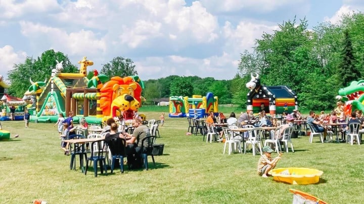 Kinderen kunnen zich gratis uitleven op springkastelen Nananunu