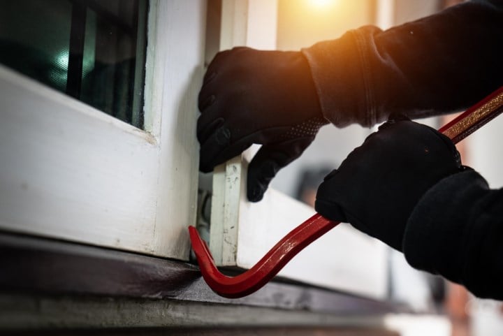 Drie jaar cel voor woninginbraken, nadat een van daders  gsm verliest in Brugse tuin
