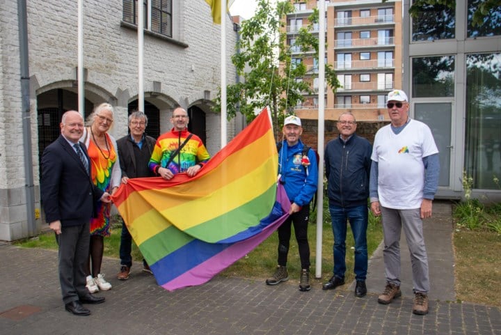 Tommeke Doethetweer (57) trekt met zijn Regenboogtocht door de stad: “Elke stap die ik zet, is voor de holebigemeenschap”