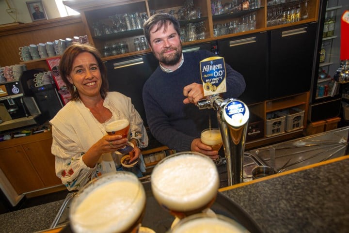 In Nederland kon het al, nu is Affligem op vat voortaan ook bij ons zonder alcohol verkrijgbaar: “Belg drinkt liefst fris getapt en afgeschuimd bier”