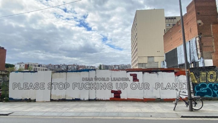 Kinderen zetten zaterdag hun toekomst op graffitimuur Pelikaanstraat: “Dear world leaders, please stop fucking up our planet”