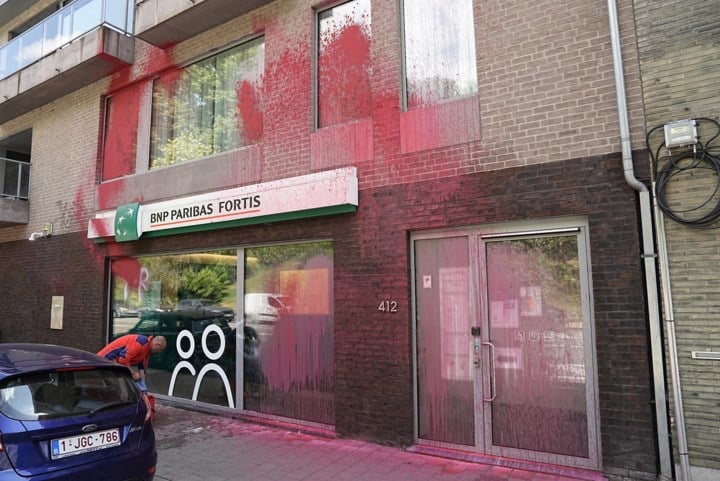 BNP Paribas Fortis dient klacht in nadat pro-Palestijnse actievoerders acht bankkantoren vandaliseren en dreigbrieven achterlaten