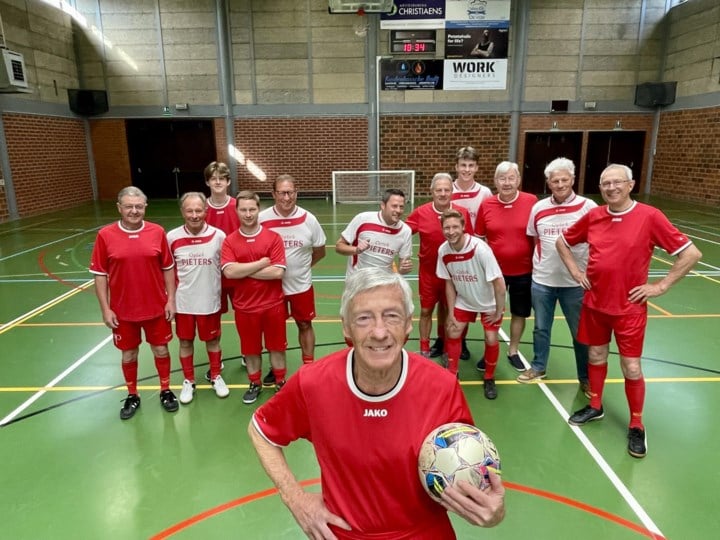 Minivoetbalploeg van zestigplussers bewijst dat voetbal geen leeftijd kent: “Iedere dinsdag is het hier wel leute”