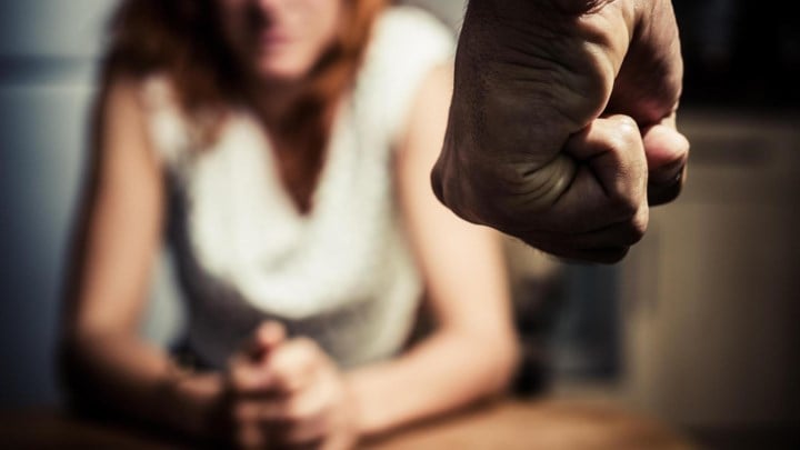 Twee jaar voorwaardelijk voor ernstig partnergeweld: “Greep haar bij de keel en kneep stevig door”