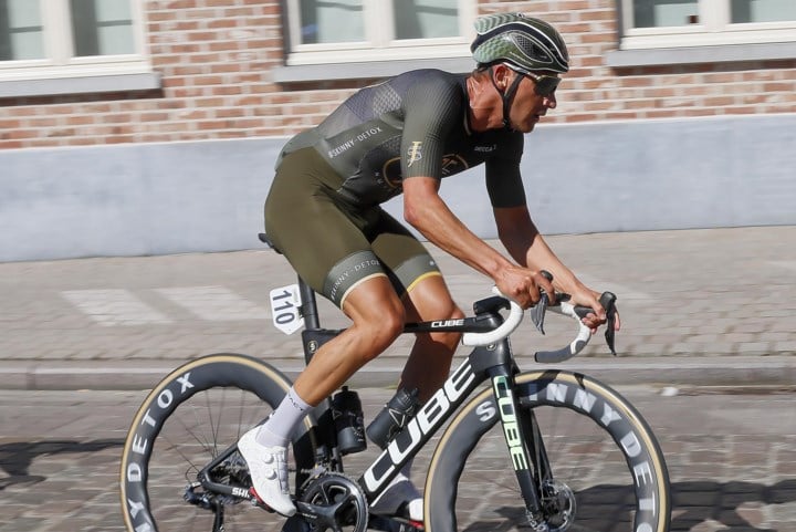 Ex-prof Joeri Stallaert duikt weer op in peloton met eigen ploeg JS Nutrition: “Na vier jaar zonder training is het toch even wennen”