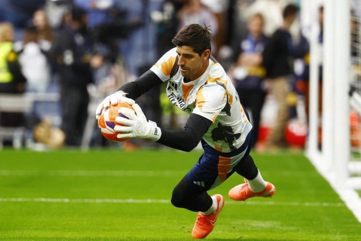 VIDEO. Hij heeft zijn handen zelfs niet meer nodig: Thibaut Courtois kan op bizarre wijze tegendoelpunt vermijden
