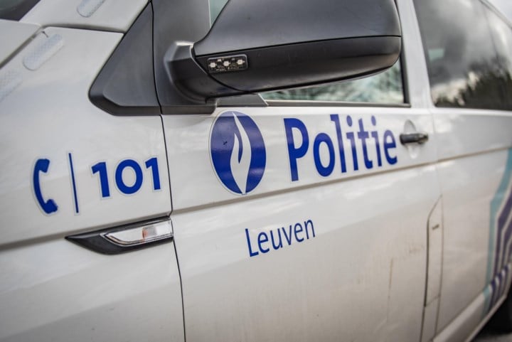Vandalen vernielen houten deur aan appartementsgebouw