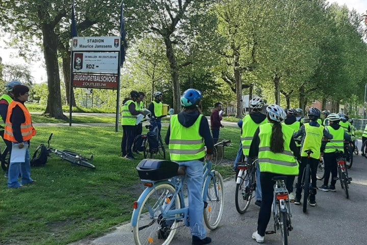 Kinderen testen hun behendigheid in het levend verkeerspark