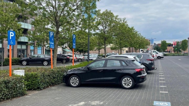 Bree pakt asociaal ‘doordraaien’ van parkeerschijf aan met slimme camera’s: “Mensen ergeren zich er enorm aan”